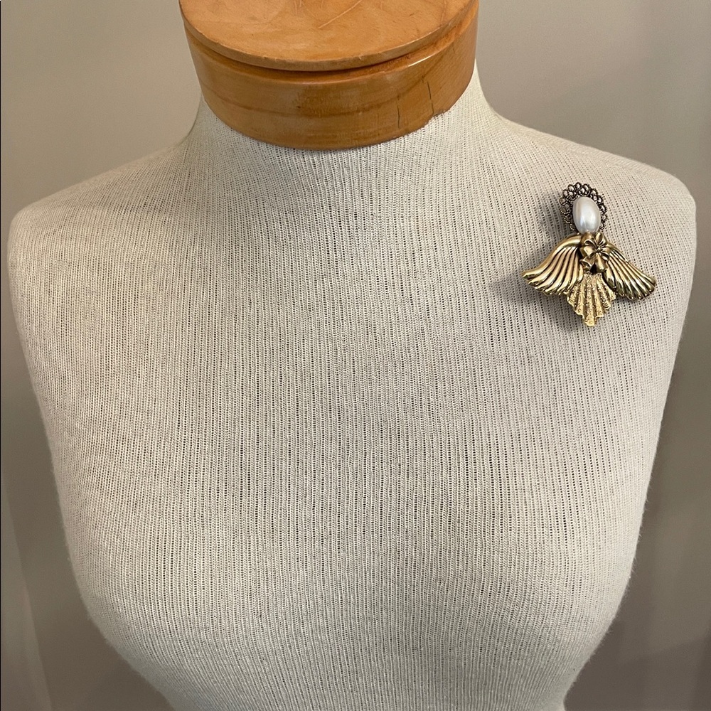 Vintage Gold-tone Angel Wing Brooch with Pearl Accent - Picture 10 of 16